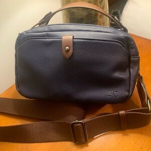 NOT AVAILABLE ZAC Navy Blue Crossbody Bag with Brown Accents
